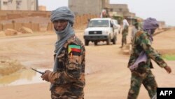 Des combattants du Mouvement National de Libération de l'Azawad (MNLA), essence lors du Congrès pour la Fusion des Mouvements à Kidal le 28 août 2022.