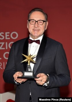 Aktor Kevin Spacey memperoleh penghargaan "Stella della Mole Award" dari National Museum of Cinema di Turin, Italia, 16 Januari 2023. (Foto: Reuters/Massimo Pinca)