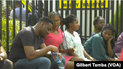 Doris et ses amis sont arrivés tôt le matin a leur banque pour attendre l’ouverture de la banque, Abuja le 9 février 2023. (VOA/Gilbert Tamba)