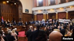 Poslanici drže transparente "Ne kapitulaciji" i one sa likom ubijenog kosovskog političara Olivera Ivanovića