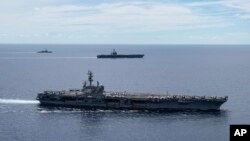 미 핵추진 항공모함 '로널드 레이건'함(앞)이 남중국해에서 항행하고 있다. (자료사진=미 해군 제공)