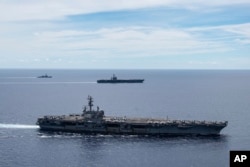 2020年8月罗纳德·里根号航空母舰和远处的尼米兹号航空母舰在南中国海一起编队航行