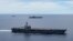 Nhóm tác chiến hàng không mẫu hạm USS Ronald Reagan (phía trước) và USS Nimitz di chuyển theo đội hình ở Biển Đông trong bức ảnh do Hải quân Hoa Kỳ cung cấp vào ngày 6/7/2020. Hoa Kỳ thường xuyên cho tàu đi qua khu vực này để thực hiện quyền quyền tự do hàng hải và hàng không.