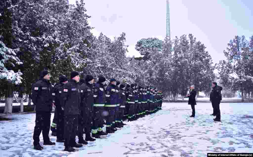 ქართველი მაშველები თურქეთში გაემგზავრნენ. &quot;ქართველი მეხანძრე-მაშველების ჯგუფი, რომელიც თურქეთში გაემგზავრა, დაკომპლექტებულია მიწისძვრის შედეგების სალიკვიდაციო და სამაშველო ღონისძიებების განხორციელების მიმართულებით გადამზადებული მეხანძრე-მაშველებით,&quot;- წერია შინაგან საქმეთა სამინისტროს განცხადებაში