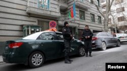 Silahlı hücumdan sonra Azərbaycanın Tehrandakı səfirliyinin önü (Arxiv foto)
