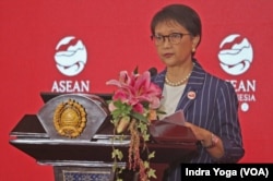 Menlu RI, Retno Marsudi membacakan hasil pertemuan 32nd ASEAN Coordinating Council Meeting kepada wartawan. (VOA/Indra Yoga)