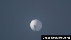 资料照片：2023年2月1日飞过蒙大拿州上空的中国气球。（路透社照片）