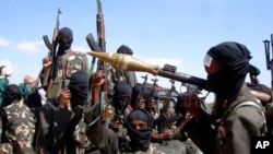 شماری از تندروان گروه الشباب وابسته به شبکهٔ القاعده در سومالیا (تصویر از آرشیف صدای امریکا)