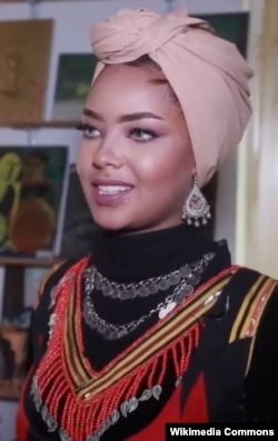 Intisar al-Hammadi (Credit: متجر كيوت وير Cute Wear, Wikimedia Commons)