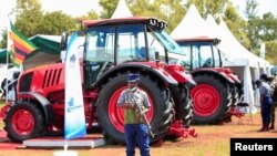 Kusanda kusungulwa ihlandla lesibili sohlelo lokulima kusetshenziswa imitshina ethengwa kwele Belarus. (Reuters)