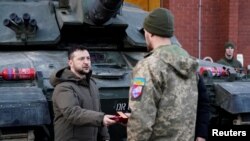 英国首相苏纳克和乌克兰总统泽连斯基在英国多塞特郡卢沃思营训练基地会晤接受挑战者2坦克训练的乌克兰军人。(2023年2月8日)