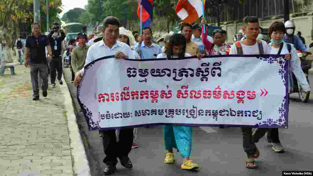 អ្នកចូលរួម​កំពុង​ហែ​ធម្មយាត្រា​ដោយ​ថ្មើរ​ជើង​ពី​រាជធានី​ភ្នំពេញ ឆ្ពោះ​ទៅ​កាន់​ខេត្តពោធិ៍សាត់ ក្នុង​គោល​បំណង​លើក​កម្ពស់​សីលធម៌​សង្គម នៅថ្ងៃទី១ ខែកុម្ភៈ ឆ្នាំ២០២៣។ (កាន់ វិច្ឆិកា/វីអូអេ)