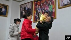 准备离开北京一家照相馆的一家人（2023年1月17日）