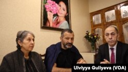 Siyasə fəal Tofiq Yaqublu (mərkəzdə) həyat yoldaşı Maya Yaqublu və həkim Adil Qeybulla ilə.