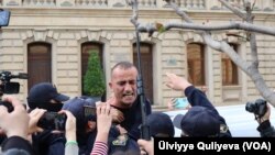 Anar Hüseynov 2022-ci il oktyabrın 24-də Bakı meriyasının qarşısında saxlanılarkən (Arxiv foto: Mənbə VOA)
