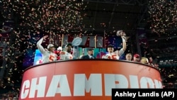 Patrik Mahoms sa Trofejom Vins Lombardi tokom proslave sa saigračima iz Kanzas Sitija 