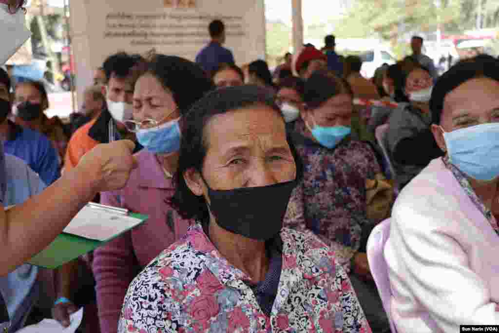 អ្នកស្រី ហេង ឈួម ពលរដ្ឋ​នៅ​ស្រុក​មង្គលបូរី ខេត្តបន្ទាយ​មានជ័យ មក​ទទួល​ការព្យាបាល​ពី​សំណាក់ក្រុមគ្រូពេទ្យ​អាមេរិកាំង នៅ​ថ្ងៃទី ៣០ ខែមករា ឆ្នាំ២០២៣។ (ស៊ុន ណារិន/វីអូអេ) 