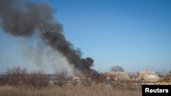 우크라이나 도네츠크주 브흘레다르 근교에서 러시아군 공격으로 한 집이 불타고 있다. (자료사진) 