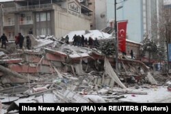 Tim penyelamat membawa seseorang dari bangunan yang runtuh setelah gempa bumi di Malatya, Turki, 6 Februari 2023. (Foto: Ihlas News Agency (IHA) via REUTERS)