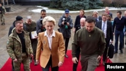 우르줄라 폰데어라이엔 유럽연합(EU) 집행위원장이 2일 우크라이나를 방문해 볼로디미르 젤렌스키 대통령과 만났다.