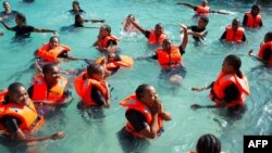 Malgré des milliers de kilomètres de plages, seuls 15% des Sud-Africains savent nager.