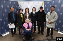 정 박 미 국무부 동아태 부차관보가 지난 2월 서울에서 이신화 한국 북한인권국제협력대사와 함께 납북자 가족들을 만났다. 왼쪽 위부터 시계방향으로 김정삼 씨, 손명화 대표, 박 부차관보, 이 대사, 최성룡 이사장, 황인철 대표, 이미일 이사장.