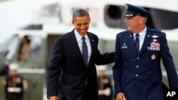 资料照片：时任美国总统奥巴马与时任美空军第89空运联队队长、空军上校的米尼汉(右)在安德鲁斯联合基地交谈。