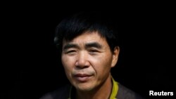 រូបភាព​​ឯកសារ៖ សកម្មជន​ដែល​រត់​គេច​ខ្លួន​ពី​កូរ៉េ​ខាង​ជើង​លោក​ Lee Min-bok ឈរ​ឲ្យ​ថត​រូប​ ខណៈ​ត្រូវ​បាន​សម្ភាសន៍​ដោយ​ទីភ្នាក់ងារ​សារព័ត៌មាន​ Reuters នៅ​ឯ​ផ្ទះ​របស់​លោក​នៅ​ក្នុង​ក្រុង​ Pocheon ចំងាយ​១៥​គ.ម.​ ភាគ​ខាង​ត្បូង​ពី​តំបន់​យោធា​ដែល​បែង​ចែក​ប្រទេស​កូរ៉េ​ទាំង​ពីរ​។