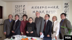 高耀洁与评委和部分嘉宾合影（美国之音方冰拍摄）