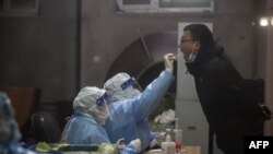 Stanovnik Čangčuna testira se na kovid u Čangčunu, 11. marta 2022.