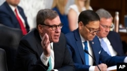 미국 상원 정보위원회의 민주당 마크 워너(왼쪽) 위원장과 마르코 루비오 공화당 간사가 지난 3월 위원회 청문회에 참석했다.