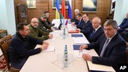 រូបឯកសារ៖ គណៈប្រតិភូ​រុស្ស៊ី និង​អ៊ុយក្រែន​ជួប​ចរចា​គ្នា​នៅ​​ជិត​ព្រំដែន​រវាង​ប៉ូឡូញ និង​បេឡារុស ថ្ងៃទី៧ ខែមីនា ឆ្នាំ២០២២។ (Maxim Guchek/BelTA Pool Photo via AP)