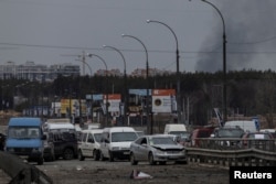 Mobil-mobil di jalan setelah penduduk setempat mengungsi dari Kota Irpin, dekat Kyiv, Ukraina, 7 Maret, 2022. (Foto: Reuters)