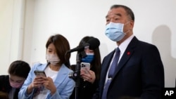 台湾国防部长邱国正（右一）在台北举行的记者会上讲话。（2022年3月10日）