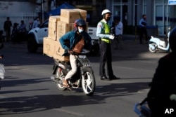 រូបឯកសារ៖ មន្ត្រីប៉ូលិសកំពុងសម្រួលចរាចរណ៍ នៅភ្នំពេញ ថ្ងៃទី ១៩ ខែមករា ឆ្នាំ ២០២២។