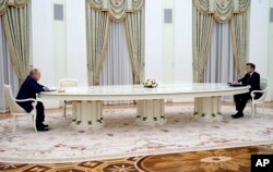 블라디미르 푸틴(왼쪽) 러시아 대통령이 지난 2월 모스크바에서 에마뉘엘 마크롱 프랑스 대통령과 회담하고 있다.