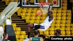 Mchezaji Aten Majok wa US Monastir akipachika pointi dhidi ya CFV Beira huko Dakar Arena Jumapili.(Picha BAL).