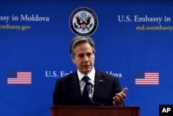 우크라이나 사태 논의를 위해 유럽 6개국을 순방중인 토니 블링컨 미 국무장관이 6일 몰도바 주재 미국대사관 직원들에게 연설하고 있다.