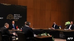 រដ្ឋមន្ត្រីការបរទេសទួរគី Mevlut Cavusoglu (កណ្តាល) រដ្ឋមន្ត្រីការបរទេសរុស្ស៊ី Sergei Lavrov (ឆ្វេង) និងរដ្ឋមន្ត្រីការបរទេសអ៊ុយក្រែន Dmytro Kuleba (ស្តាំ) ចូលរួមកិច្ចប្រជុំនៅទីក្រុង Antalya ថ្ងៃទី១០ ខែមីនា ឆ្នាំ២០២២។ (Turkish Foreign Ministry Press Office/AFP)