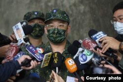 曾经服役20年的退役少校陈明才受召回营担任副营长（美国之音记者杨安摄影）