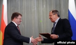 დავით სანაკოევი, რომელზეც მალე ჰააგის სასამართლოს ორდერით ძებნა დაიწყება და რუსეთის საგარეო მინისტრი ლავროვი