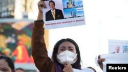 រូបឯកសារ៖ បុគ្គលិកក្រុមហ៊ុនណាហ្គាវើលដ៍ម្នាក់ស្រក់ទឹកភ្នែក ពេលកាន់បដាធ្វើបាតុកម្មតវ៉ានៅមុខរដ្ឋសភាជាតិ ក្នុងរាជធានីភ្នំពេញ កាលពីថ្ងៃទី ៤ ខែមករា ឆ្នាំ ២០២២។ 