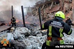 11일 우크라이나 드니프로 시내 공습 직후 주요 건물이 파괴된 채 화재가 진행되고 있다.