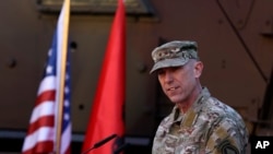 Mayor Jenderal David H. Tabor, ketua Komando Operasi Khusus Amerika-Eropa (SOCEUR), berbicara dalam upacara peresmian pusat komando SOCEUR di kantor Kementerian Pertahanan Albania, di Tirana, pada 9 Maret 2022. (Foto: AP/Franc Zhurda)