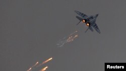 Pesawat tempur jenis MiG-29 milik Angkatan Udara Polandia menembakkan suar dalam aksi pertunjukan pada event Radom Air Show, di Bandara Radom, Polandia, pada 24 Agustus 2013. (Foto: Reuters/Kacper Pempel)