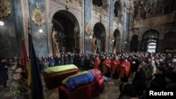 Para jemaat berdoa untuk dua orang tentara Ukraina yang tewas dalam pertempuran melawan pasukan Rusia di sebuah gereja di Lviv, Ukraina barat (foto: ilustrasi). 