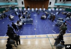 Antrean warga untuk memberikan suara dalam pemilihan presiden di sebuah TPS di Seoul, Korea Selatan, Rabu, 9 Maret 2022. (Cho Soo-jung/Newsis via AP)