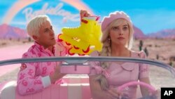 সেরা সহায়ক অভিনেতা হিসেবে রায়ান গসলিং (বাঁয়ে) মনোনয়ন পেয়েছেন। ফিল্মঃ বার্বি।