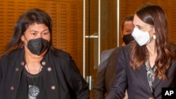 PM Selandia Baru Jacinda Ardern bersama Menteri Luar Negeri Nanaia Mahuta (kiri), menjelang konferensi pers pasca pertemuan Kabinet di Wellington, Selandia Baru, Senin, 7 Maret 2022. (Mark Mitchell/Pool via AP)