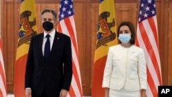 آنتونی بلینکن، وزیر خارجه ایالات متحده، در سمت چپ، با مایا ساندو، رئیس‌جمهور مولداوی در کاخ ریاست ‌جمهوری در کیشینف، مولداوی - یکشنبه ۶ مارس ۲۰۲۲ (۱۵ اسفند ۱۴۰۰)